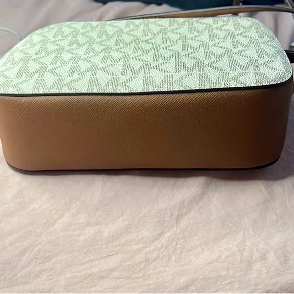 Michael Kors Houston Large Zip Crossbody Bag cream/tan retail $198 - Picture 6 of 12